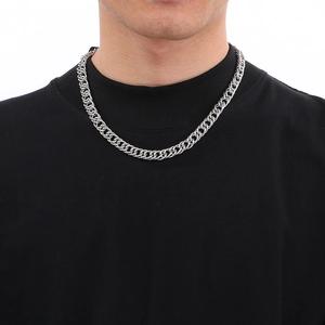 Dettaglio di una collana a catena barbazzale in acciaio inossidabile argento su modello