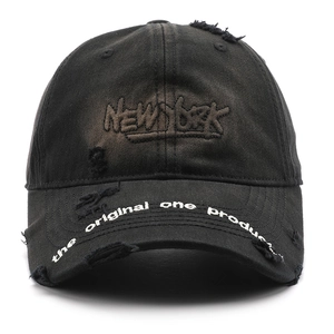 Casquette vintage en coton noir usé avec broderie New York et détails effilochés
