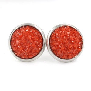 Gros plan de boucles d'oreilles puces 12mm en résine rouge et acier inoxydable argenté