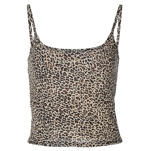Dettaglio del crop top leopardato con spalline sottili e taglio aderente alla moda
