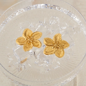 French vintage style gold-plated five-petal flower earrings on glass cubes
