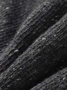 Vista macro dettagliata del tessuto a maglia mélange grigio scuro con texture morbida