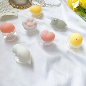 Supports de téléphone mignons en silicone avec animaux et pattes sur fond de soie
