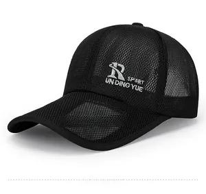 Dettaglio cappellino da baseball in mesh traspirante con ricamo R SPORT bianco e visiera curva