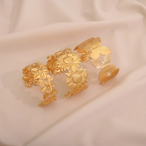 Parure de trois bracelets joncs dorés en acier inoxydable avec tournesols et papillons