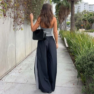 Top grigio all'americana con dettagli a occhielli e pantaloni sportivi stile street