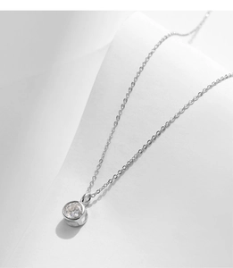 Macro di un pendente in moissanite da 1 carato con collana in argento sterling S925