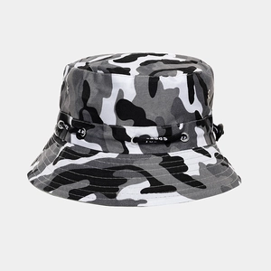 Nahaufnahme des Camouflage-Anglerhuts mit Sport-Logo-Band und robuster Stofftextur