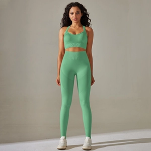 Detailansicht des minzgrünen Rippstrick-Yoga-Sets mit High-Waist-Leggings und Sport-BH