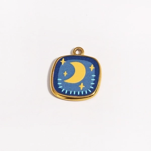 Détail d'un pendentif carré plaqué or 18 carats avec émail bleu, lune jaune et étoiles