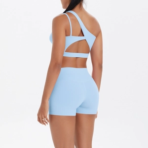 Rückansicht von hellblauem One-Shoulder Yoga-Sport-BH und High-Waist-Shorts-Set