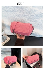 Dettagli di una borsa rosa in denim trapuntato, con patta e tracolla a catena metallica