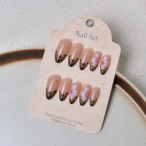 Faux ongles amande 5D avec motifs léopard et fleurs roses en relief sophistiqués