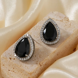 Boucles d'oreilles goutte avec pierre noire et halo de zircon sur soie champagne