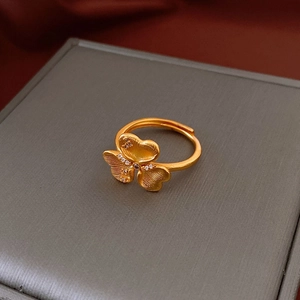 Macro d'une bague fleur à trois feuilles plaquée or avec texture mate et zircons fins