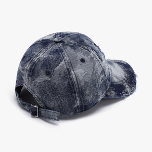 Dunkelblaue Baseballkappe aus gewaschenem Denim mit Used-Effekt und Metallschnallenverschluss