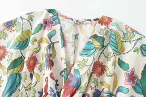 Detail des V-Ausschnitts und des Blumenmusters am lässigen Sommerkleid in Größe XS