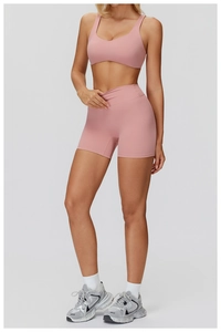Détail du short de yoga taille haute rose violet et du haut de sport assorti sans couture