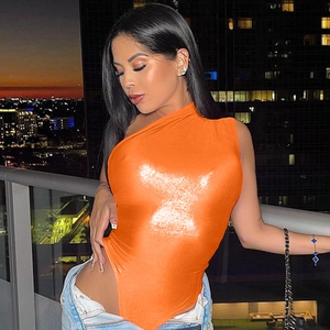 Detailansicht des leuchtend orangefarbenen One-Shoulder-Bodys aus Metallic-Kunstleder