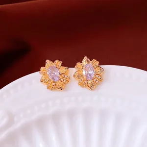 18K Gold Blumenohrstecker mit ovalem lila Stein und weißen Diamantakzenten auf Teller