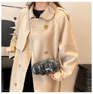 Pochette da sera in acrilico a forma di nuvola con motivo marmorizzato bianco e nero e catena