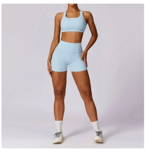 Dettaglio del set yoga azzurro con reggiseno sportivo e pantaloncini elasticizzati