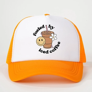 Casquette trucker orange et blanche avec imprimé fueled by iced coffee et smiley