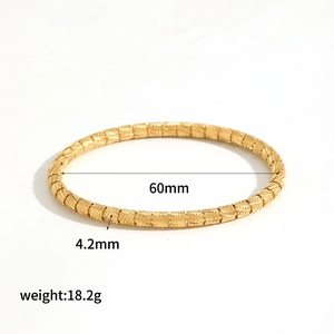 Close-up of gold bamboo texture bangle with 60mm diameter and 4.2mm width
