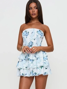 Mini robe bustier à fleurs bleu et blanc avec volants étagés et buste smocké