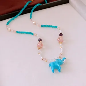 Collana di perline con ciondolo a forma di elefante blu e perle bianche di moda