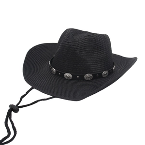 Detail eines schwarzen Stroh-Cowboyhutes mit einem nietenbesetzten Lederband und Riemen