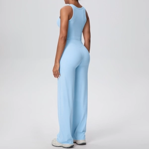 Dettaglio completo del set yoga azzurro con canotta aderente e pantaloni larghi a vita alta