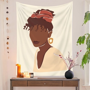 Detail eines Wandteppichs mit afrikanischem Frauenmotiv in modernem Interieur