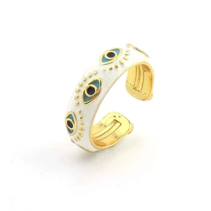 Dettaglio ravvicinato dell'anello regolabile malocchio con smalto bianco e pietre blu