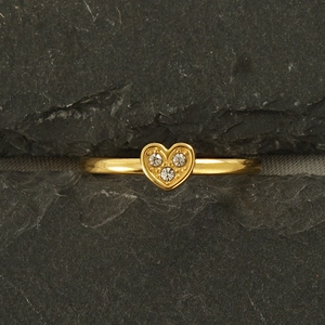 Vue macro de la bague coeur ajustable plaquée or ornée de trois zircons blancs ronds