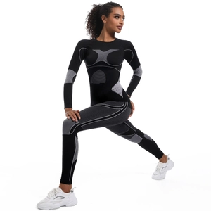Détail de l'ensemble de yoga sans couture avec texture respirante et design ergonomique