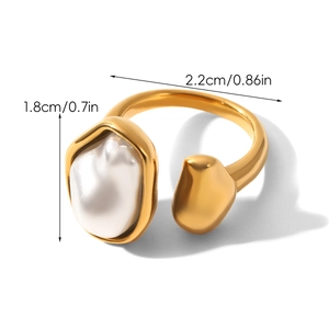 Detail view of a gold pearl ring with dimensions 2.2cm width and 1.8cm height