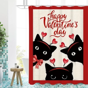 Détail du rideau de douche de la Saint-Valentin avec trois adorables chats noirs et coeurs