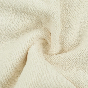 Makroaufnahme von cremeweißem Schlingengewebe mit weicher Mikrofaser-Struktur