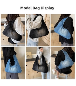 Vues détaillées de sacs bandoulière en denim délavé noir et bleu portés par un mannequin