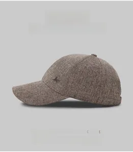 Détail du tissu texturé de la casquette de baseball avec logo X en métal et variantes