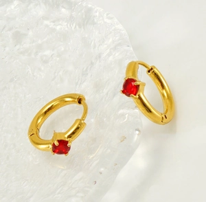 Détail de créoles en acier inoxydable plaqué or 18K avec zircons rouges brillants