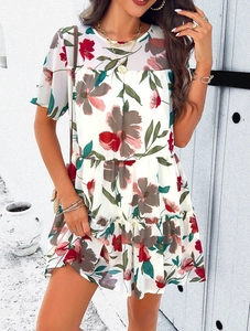 Dettaglio di un abito in chiffon a fiori con maniche a volant e motivi vivaci e freschi