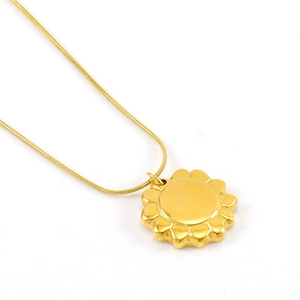 Vue détaillée du pendentif tournesol doré poli avec une chaîne serpent élégante
