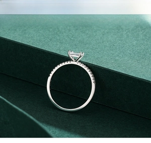 Detaillierte Makroansicht eines S925 Silberrings mit rechteckigem Zirkonia und Pavé-Fassung