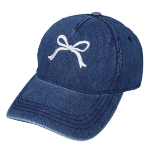Navyblaue Denim-Baseballkappe mit weißem Schleifen-Stickmuster und breiter Krempe