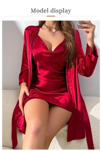 Détail d'un ensemble de pyjama en satin rouge avec nuisette à col en V et peignoir