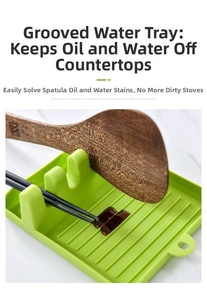 Dettaglio macro del poggiautensili in silicone verde con scanalature e vaschetta per l'acqua