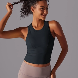 Gros plan sur le débardeur de yoga noir respirant avec tissu anti-transpirant et ajusté