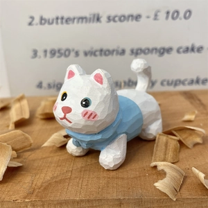 Figurine de chat en bois peinte à la main avec texture sculptée et vêtements bleu clair